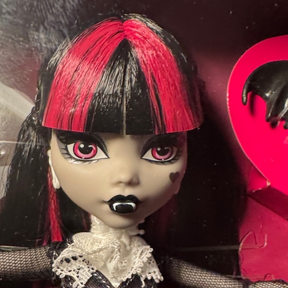 Monster High Draculaura Reel Drama Doll in Pink and Black Ensemble - Picture 7 of 8